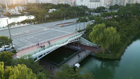 Toma-De-Un-Parque-En-El-Distrito-De-Songpa-Al-Atardecer,-Seúl,-Corea-Del-Sur