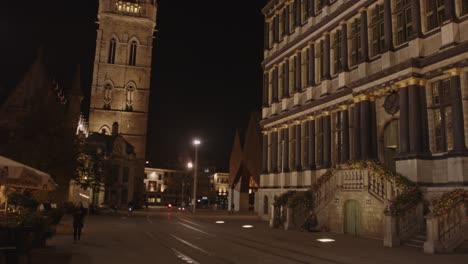 Hermosa-Inclinación-Hacia-Abajo-Desde-El-Campanario-Hasta-La-Fachada-Del-Histórico-Ayuntamiento-De-Gante,-Bélgica-Por-La-Noche