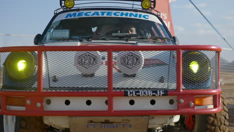 Clásico-Coche-De-Rally-Porsche-Conduciendo-Campo-A-Través-En-Un-Evento-De-Rally-Dakar