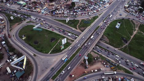 Antena-En-órbita-De-Vehículos-En-Movimiento-En-El-Intercambio-De-Accra-Ghana