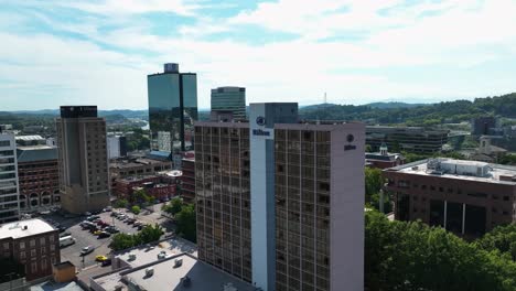 Vista-Aérea-Lejos-Del-Hotel-Hilton-En-El-Centro-De-Knoxville,-Ee.uu.---Tire-Hacia-Atrás,-Tiro-De-Drones