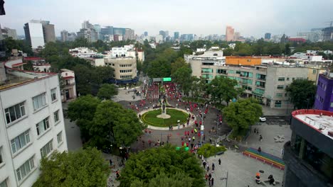 Toma-Frontal-De-Drones-De-Los-Corredores-De-La-Maratón-De-La-Ciudad-De-México-En-Polanco-Cerca-De-La-Línea-De-Meta