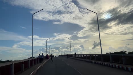 Pov-Conduciendo-A-Lo-Largo-De-La-Autopista-Del-Puente-En-Sylhet-Con-Cielo-Azul-Y-Nubes-En-El-Aire