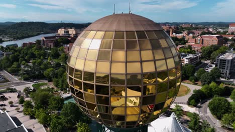 Vista-Aérea-Alrededor-De-La-Esfera-Reflectante-En-La-Torre-Sunsphere,-En-La-Soleada-Knoxville,-Ee.uu.---Dando-Vueltas,-Disparo-De-Drones