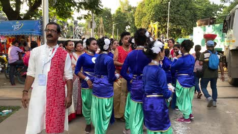 Zahlreiche-Jugendliche-Mädchen,-Die-In-Der-Gruppe-Stehen-Und-Sich-Darauf-Vorbereiten,-Vor-Durga-Visarjan-Bei-Der-Immersionsrallye-Auf-Der-Roten-Straße-Aufzutreten