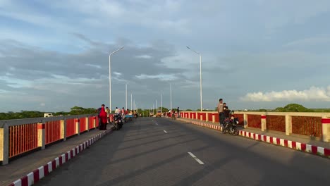 Mucha-Gente-En-El-Puente-Esperando-Una-Puesta-De-Sol