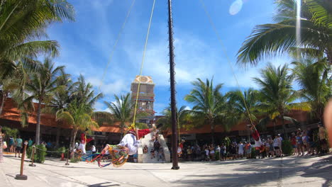 Mayas-Führen-Das-Ritual-„Danza-De-Los-Voladores“-Durch-|-Landung-Auf-Dem-Boden,-Befestigt-Mit-Seilen-Von-Der-Hohen-Stange-|-Touristen,-Die-Danza-De-Los-Voladores-Aufführung-Im-Hafen-Von-Costa-Maya-Beobachten