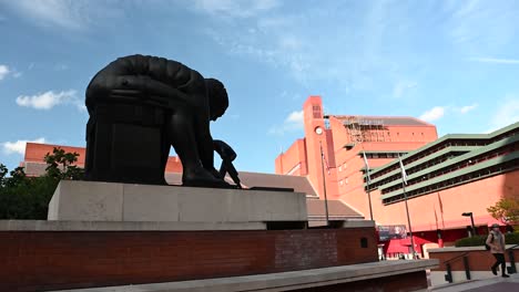 Vista-De-La-Biblioteca-Británica-Detrás-De-La-Estatua-De-Issac-Newton-Por-Eduardo-Paolozzi,-Londres,-Reino-Unido