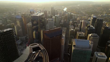 Vista-Aérea-Con-Vistas-A-Los-Tejados-De-Los-Rascacielos-En-El-Centro-De-Calgary,-Hora-Dorada-En-Alberta,-Canadá---Pan,-Drone-Shot