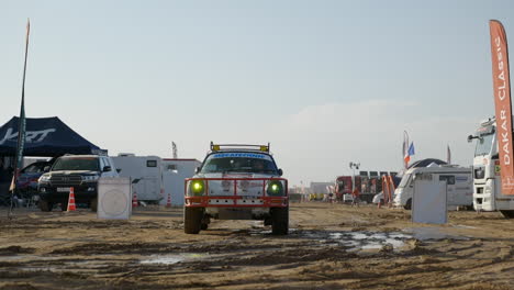 Vorderansicht-Eines-Klassischen-Porsche-Autos,-Das-Im-Dakar-Camp-Fährt