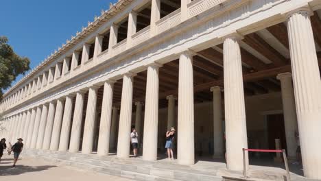 Toma-Panorámica-A-Lo-Largo-De-La-Fila-De-Columnas-De-Stoa-De-Attalos-En-El-ágora-De-Atenas,-Grecia