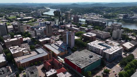 Vista-Aérea-Lejos-Del-Hotel-Hilton,-En-El-Centro-De-Knoxville,-Ee.uu.---Levantamiento,-Retroceso,-Disparo-De-Drones