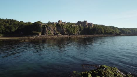 Culzean-Castle-Von-Drohne-Aus-Dem-Meer-Eingefangen