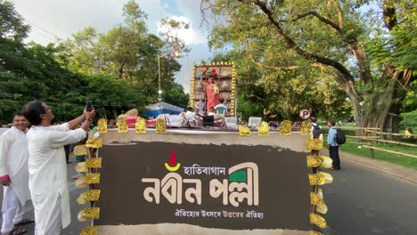 Video-Von-Menschen,-Die-Das-Foto-Der-Göttin-Durga-Maa-In-Den-Festwagen-Von-Hathi-Bagan-Nobopalli-Bei-Der-Immersions-Rallye-Auf-Der-Roten-Straße-In-Kalkutta-Machen