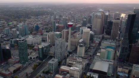 Vista-Aérea-Alrededor-De-La-Torre-De-Calgary,-Durante-El-Anochecer-En-Alberta,-Canadá---órbita,-Disparo-De-Drones