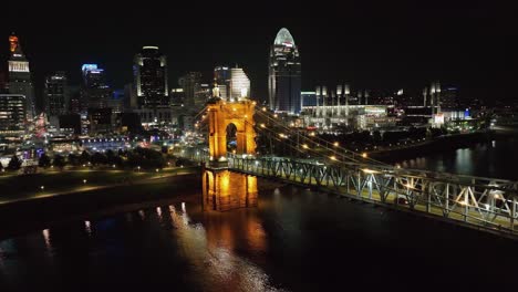 Vista-Aérea-Alrededor-Del-Puente-Roebling-Con-El-Horizonte-De-Cincinnati-En-El-Fondo,-Tarde-En-Ohio,-Ee.uu.---Dando-Vueltas,-Disparo-De-Drones