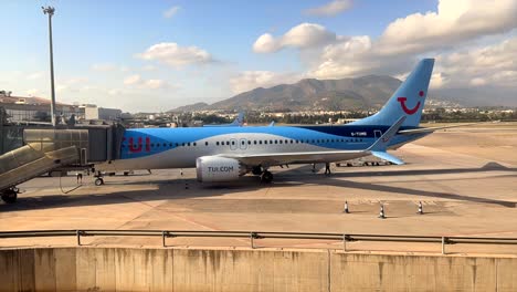 Timelapse-De-La-Llegada-Y-Desembarque-Del-Avión-Tui-En-El-Aeropuerto-De-España