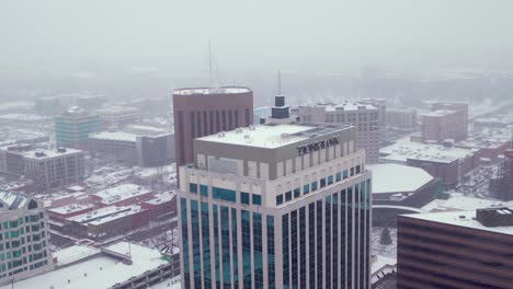 Toma-Aérea-Del-Rascacielos-De-Zions-Banks-En-Boise,-Idaho-Con-Nieve-Cubriendo-El-Suelo