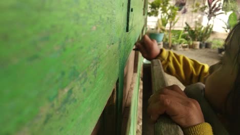 Niña-Pequeña-Escribiendo-En-Una-Pared-De-Madera,-Video-Hd-En-Cámara-Lenta