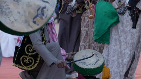 Hombres-árabes-Bailando-Y-Tocando-Tambores-En-El-Rally-Dakar-Con-Ropa-Tradicional