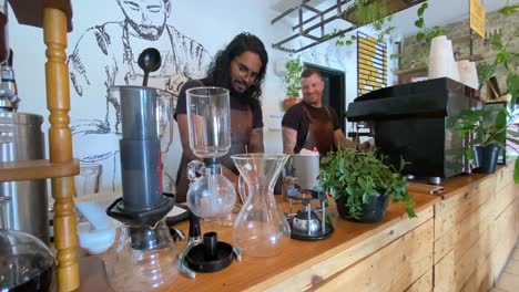 Barista-Interaktionen-Im-Bostoner-Café-In-Bellville-Mit-Yushri-Und-Pieter