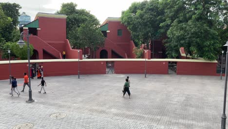 Toma-Panorámica-Del-Interior-Del-Museo-De-La-Cárcel-De-Alipore-Con-Gente-Caminando