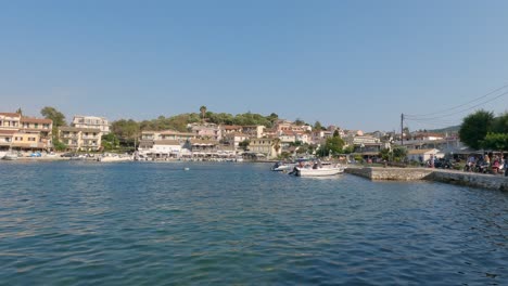 Vista-De-Botes-Estacionados-Y-Motos-En-La-Orilla-En-Kassiopi,-Corfú,-Grecia