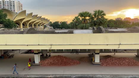 Daily-life-of-Kamalapur-railway-station-in-Dhaka,-panoramic-pan-view