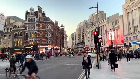 Tottenham-Court-Road-In-London-Mit-Menschen,-Die-Viel-Einkaufen-Und-Pendeln