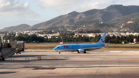 Tui-flugzeug,-Das-Auf-Flughafenasphalt-In-Spanien-Fährt