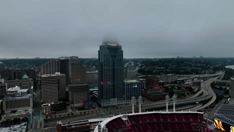 Großer-Amerikanischer-Turm-An-Einem-Düsteren-Abend-In-Cincinnati,-Ohio,-Usa---Luftbild