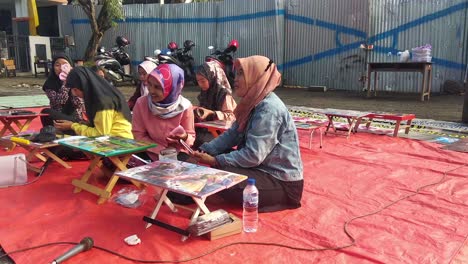 Varias-Mujeres-Aprenden-A-Maquillarse-En-Un-Breve-Taller-En-La-Plaza-Del-Pueblo