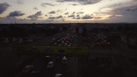 Sonnenuntergangsantenne-Des-Fahrenden-Fahrzeugverkehrs-Auf-Der-Autobahn-Accra-Ghana