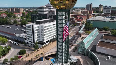 Luftaufnahme-Weg-Von-Der-Us-flagge-Auf-Dem-Sunsphere-Tower-In-Den-Usa---Drehen,-Rückwärts,-Drohne-Schuss