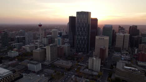 Vista-Aérea-Hacia-El-Horizonte-De-Calgary,-Colorido-Atardecer-De-Otoño-En-Alberta,-Canadá