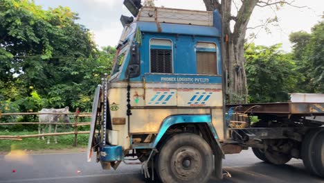 Video-Der-Leute,-Die-Neben-Den-Großen-Lastwagen-Stehen-Und-Die-Schönen-Idole-Von-Durga-Maa-Bewundern,-Die-Zur-Immersionsrallye-Auf-Der-Roten-Straße-Transportiert-Werden