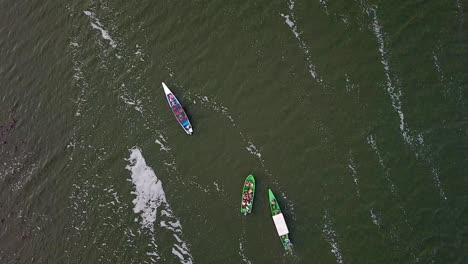 Acercar-La-Vista-Aérea-De-Dos-Botes-Verdes-Y-Uno-Azul-Navegando-En-El-Lago-Naivasha,-Kenia