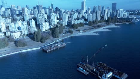 Barcaza-En-La-Playa-En-Vancouvers-Desmantelamiento-De-Crujidos-Falsos-En-Una-Soleada-Tarde-De-Otoño-Mientras-Los-Contratistas-Trabajan-Incansablemente-Para-Desarmar-El-Carguero-Devuelto-De-Perdido-En-Los-Mares