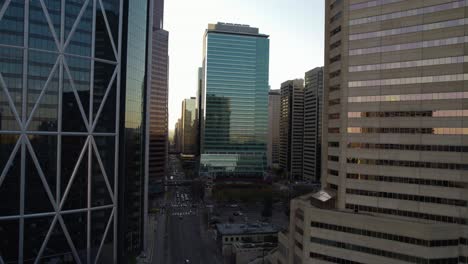 Vista-Aérea-En-Medio-De-Los-Edificios-Hacia-La-Torre-De-Energía-Tc,-Puesta-De-Sol-En-El-Centro-De-Calgary,-Alberta,-Canadá