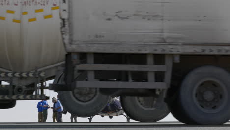 Un-Piloto-Y-Una-Tripulación-Junto-A-Un-Helicóptero-Aterrizado-En-El-Rally-Dakar