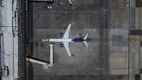 Aeroméxico-Boeing-757-200-Avión-Estacionado-En-Una-Terminal-Del-Aeropuerto---Vista-Aérea