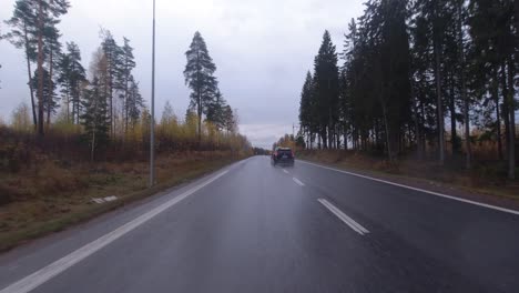 Tiro-Pov-Conduciendo-Por-La-Autopista-Con-Obras-Viales