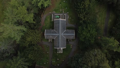 Una-Iglesia-Muy-Antigua-En-Las-Afueras-De-Edimburgo-Capturada-Por-Un-Dron