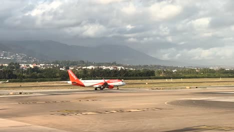 Easyjet-Flugzeug-Bereitet-Sich-Auf-Den-Start-Auf-Der-Landebahn-Des-Flughafens-In-Malaga-In-Spanien-Vor