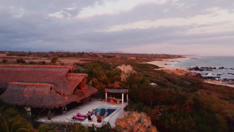 Ein-Reiches-Paar-Beobachtet-Den-Sonnenuntergang-Von-Seiner-Luxusvilla-In-Oaxaca,-Mexiko-Aus