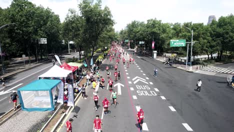 Feste-Drohnenaufnahme-Der-Läufer-Des-City-Marathons-Beim-Durchlaufen-Des-Inneren-Rundkurses