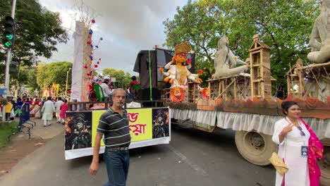 Video-De-Personas-Caminando-Alrededor-De-Las-Carrozas-De-La-Diosa-Durga-Maa-En-El-Día-De-Shubho-Bijoya