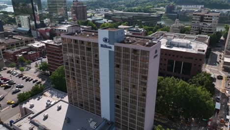 Vista-Aérea-Hacia-El-Logo-Del-Hotel-Hilton,-Día-Soleado-En-El-Centro-De-Knoxville,-Estados-Unidos