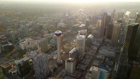 Vista-Aérea-Alrededor-De-La-Torre-De-Calgary,-Durante-La-Hora-Dorada,-Mañana-De-Otoño-En-Alberta,-Canadá---Dando-Vueltas,-Disparo-De-Drones