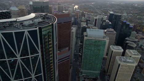 Vista-Aérea-Sobre-La-5ta-Avenida,-Pasando-El-Edificio-Del-Arco,-Puesta-De-Sol-En-Calgary,-Canadá